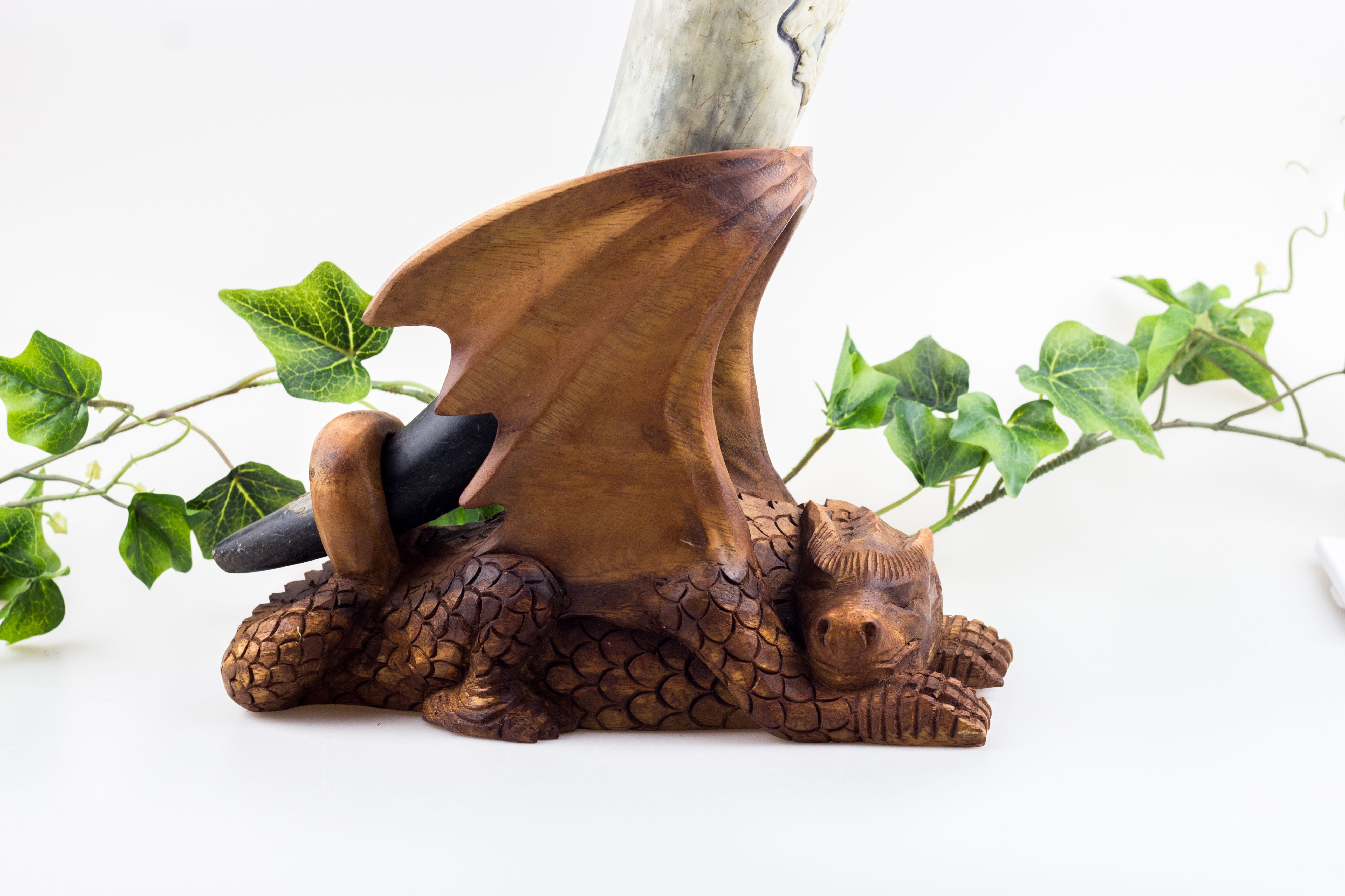 Handgearbeiteter Trinkhornständer - SLEEPY DRAGON - 23 cm - Wikinger Drachen Figur aus Holz Handgearbeiteter Trinkhornständer - SLEEPY DRAGON - 23 cm - Wikinger Drachen Figur aus Holz