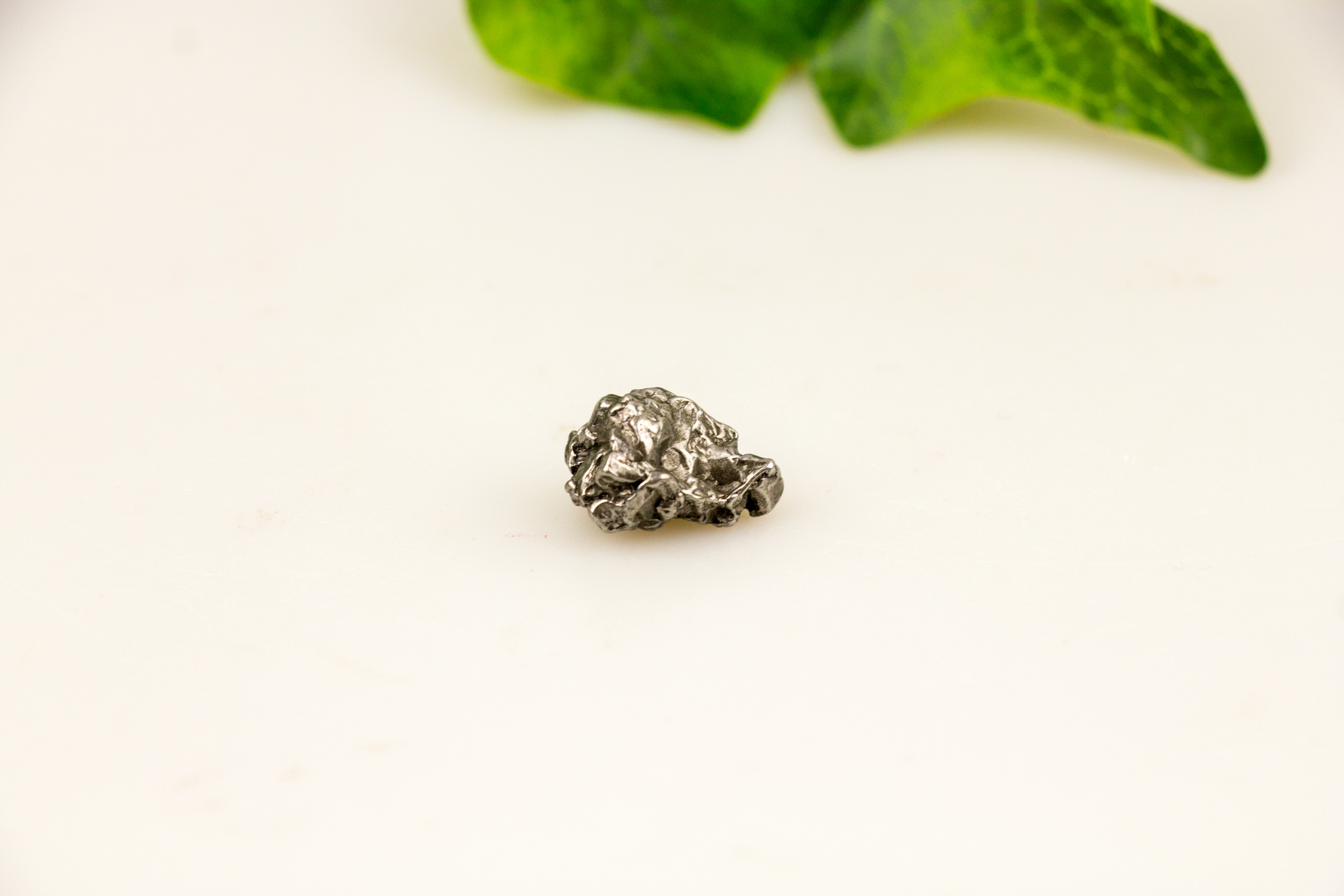 Meteorit klein, ca 5-7,5 gramm, mit Zertifikatskarte