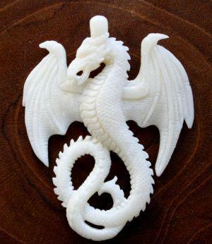 Anhänger - WYVEREX - 4.9 cm - Drache des Feuers - Handarbeit aus Knochen Anhänger - WYVEREX - 4.9 cm - Drache des Feuers - Handarbeit aus Knochen