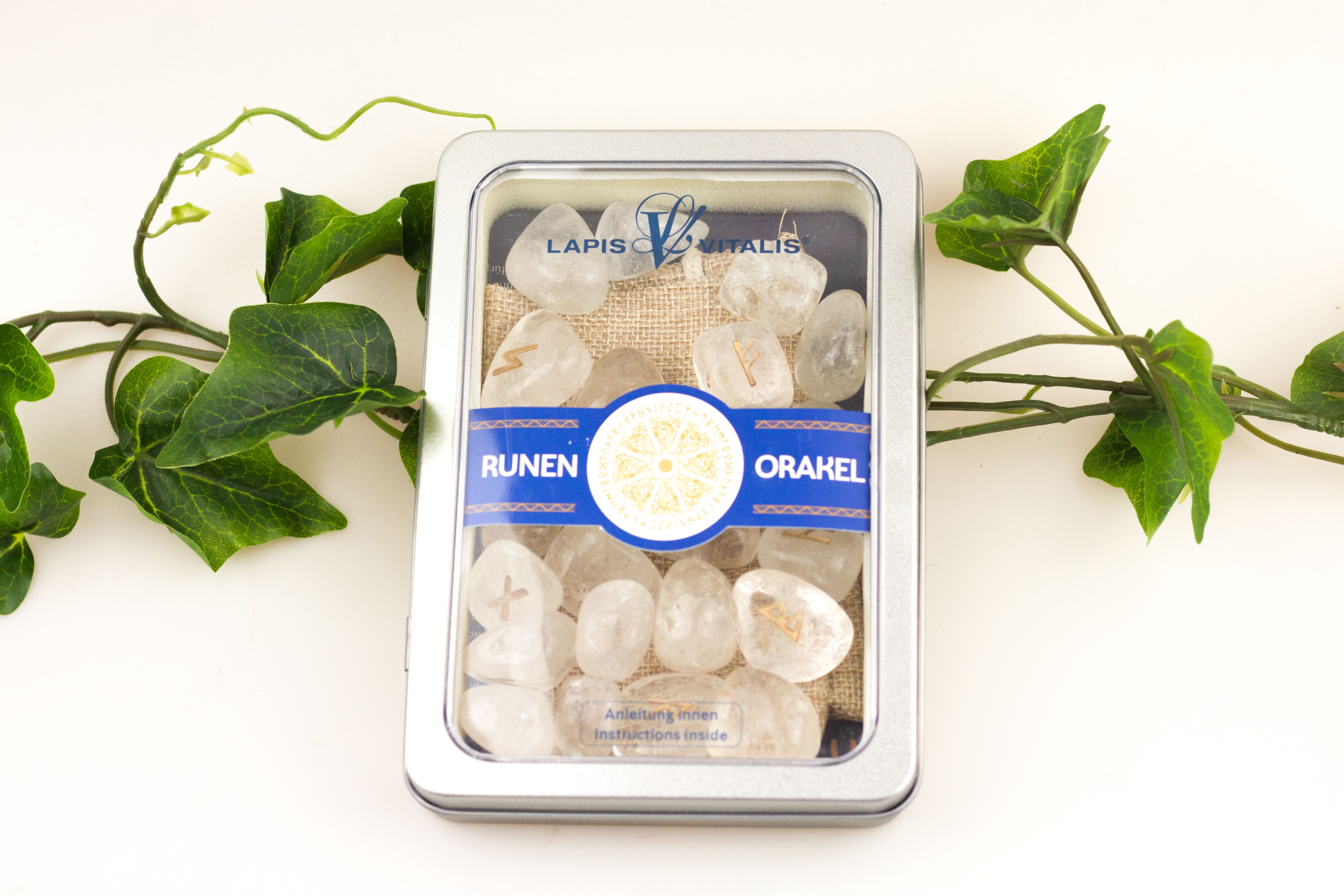 Runenorakel aus Bergkristall mit 25 Steinen, Anleitung und Beutel in Geschenkdose