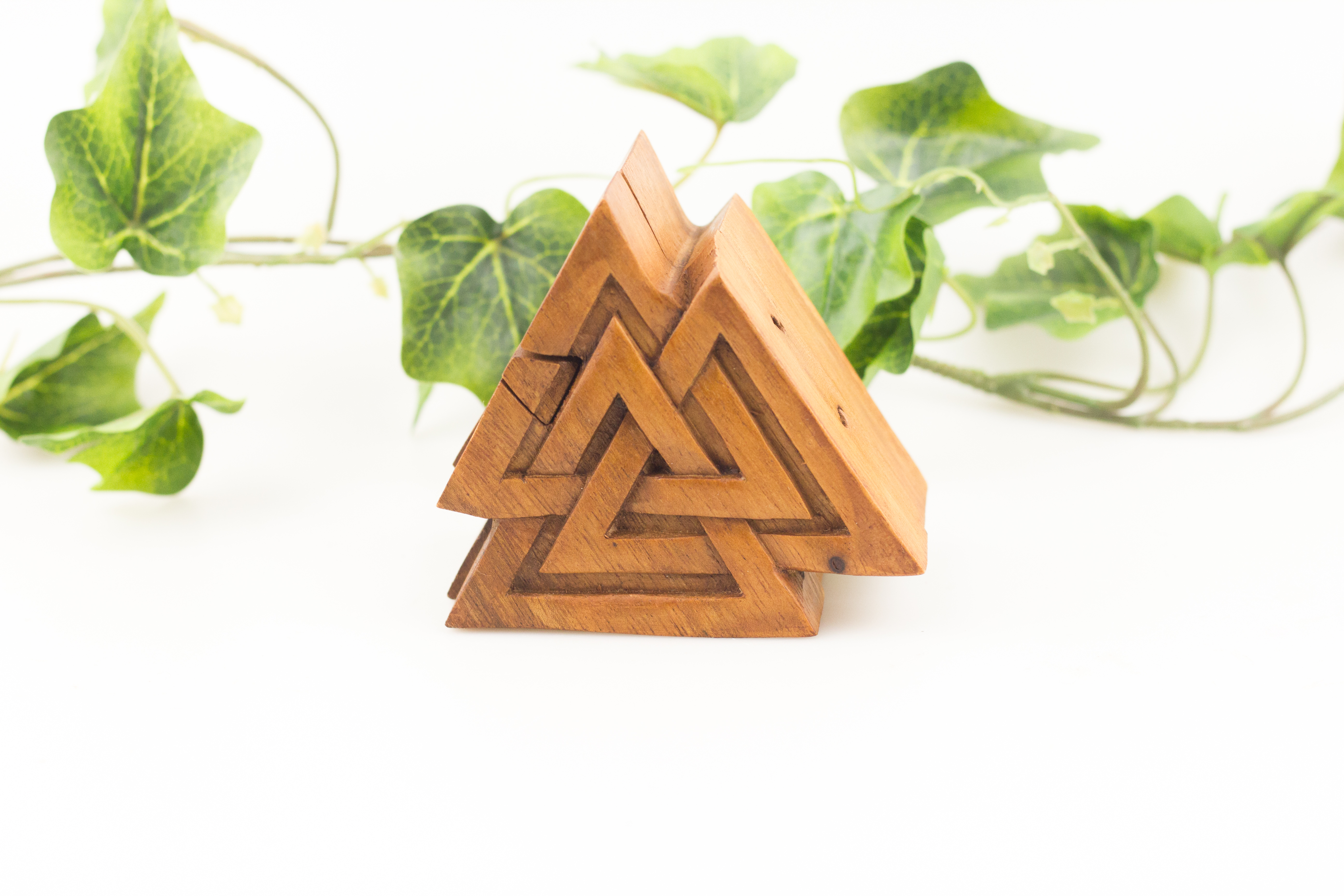 Geschenk- & Schmuck-Dose - VALKNUT - 10.5 cm - Odins Knoten Schmuckschatulle - Handarbeit aus Holz Geschenk- & Schmuck-Dose - VALKNUT - 10.5 cm - Odins Knoten Schmuckschatulle - Handarbeit aus Holz